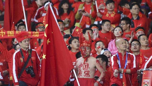 曼联与法国后卫瓦拉内正在进行续约谈判，据称，曼联为瓦拉内提供了一份降薪续约的合同。